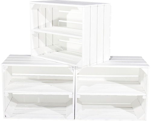 Drei weisse Holzkisten als Regalsystem