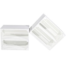 Zwei weisse Holzkisten zur Aufbewahrung