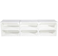 Drei weisse Holzkisten als Regal