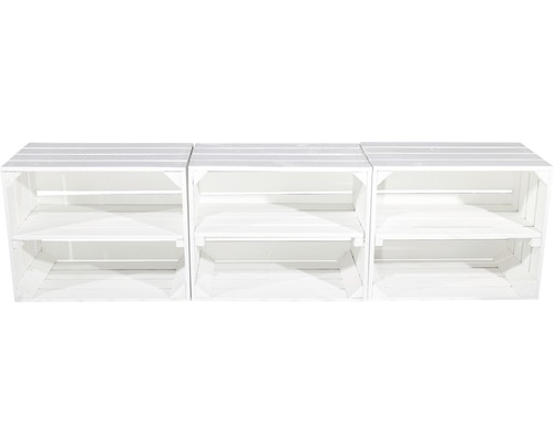 Drei weisse Holzkisten als Regal