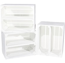 Drei weisse Holzkisten, eine mit Regalen und eine stehend.