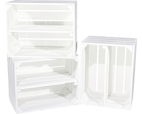 Drei weisse Holzkisten, eine mit Regalen und eine stehend.