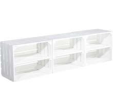 Drei weiße Holzkisten mit Regalböden