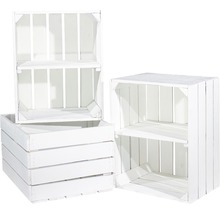 Mehrere weisse Holzkisten dienen zur Aufbewahrung