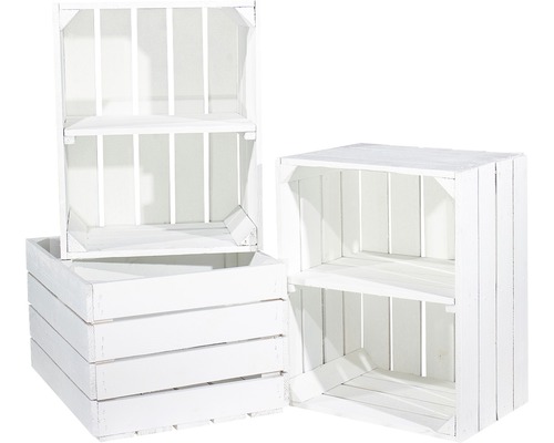 Mehrere weisse Holzkisten dienen zur Aufbewahrung