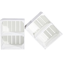 Zwei weisse Holzkisten zur Aufbewahrung