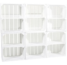 Neun weisse Holzkisten bilden ein Regal