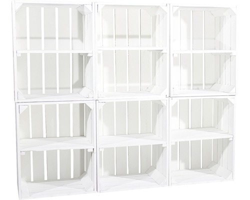 Neun weisse Holzkisten bilden ein Regal