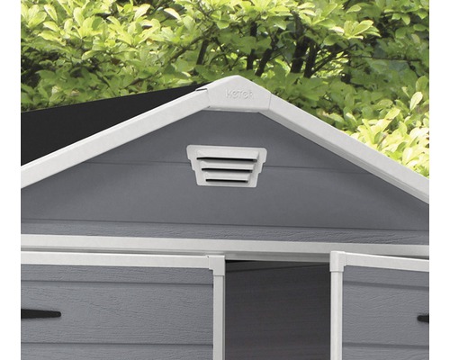 Vue détaillée d''un abri de jardin avec grille de ventilation