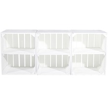 Drei weisse Holzkisten mit Regalböden