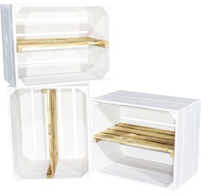 Drei weisse Holzkisten mit Regalböden für die Aufbewahrung