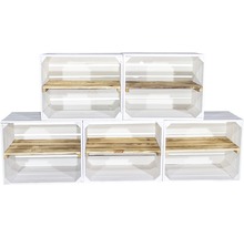 Fünf weisse Holzkisten mit Regalböden gestapelt