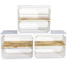 Drei weisse Holzkisten mit Holzregalböden gestapelt.