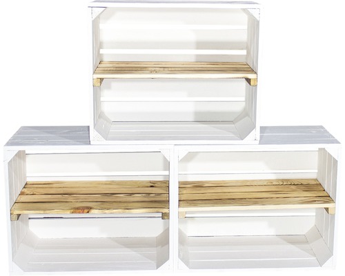 Drei weisse Holzkisten mit Holzregalböden gestapelt.