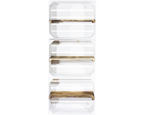 Drei weisse Holzkisten mit Regalböden