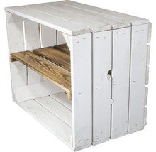 Regal aus weiss gestrichenen Holzkisten mit braunen Einlegeböden