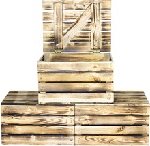 Holzkiste mit Deckel auf zwei Holzkisten