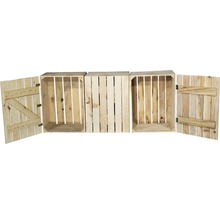 Drei Holzkisten, davon zwei mit Tür