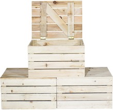 Holzkiste mit Deckel auf gestapelten Holzkisten