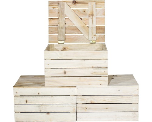 Holzkiste mit Deckel auf gestapelten Holzkisten