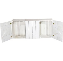 Drei weisse Holzkisten, davon zwei mit geöffneten Türen