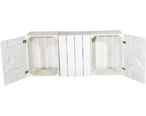 Drei weisse Holzkisten, davon zwei mit geöffneten Türen