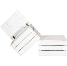 Drei weisse Holzkisten, eine mit Deckel