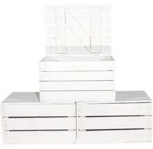 Drei weisse Holzkisten, eine mit offenem Deckel