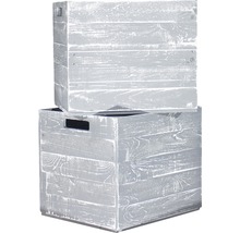 Zwei graue Holzkisten, übereinander gestapelt, zur Aufbewahrung