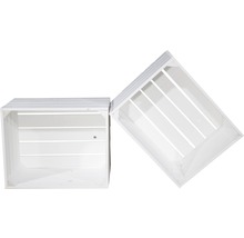 Zwei weisse Holzkisten