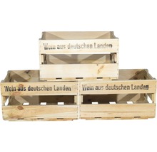 Drei Holzkisten mit Aufschrift Wein aus deutschen Landen