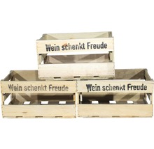 Drei Holzkisten mit der Aufschrift ''Wein schenkt Freude''.