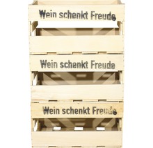Drei übereinander gestapelte Holzkisten mit dem Aufdruck Wein schenkt Freude
