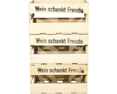 Drei übereinander gestapelte Holzkisten mit dem Aufdruck Wein schenkt Freude