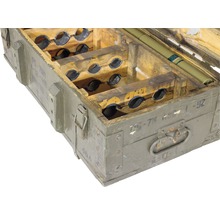 Eine geöffnete Holzkiste mit Fächern zur Aufbewahrung zylindrischer Gegenstände.