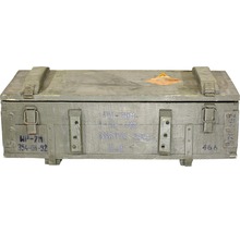 Holzkiste mit Verschluss und Aufdruck