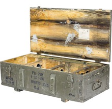 Geöffnete Holzkiste mit Beschriftung und Tragegriffen