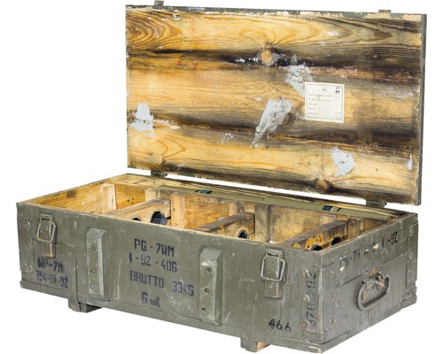 Geöffnete Holzkiste mit Beschriftung und Tragegriffen