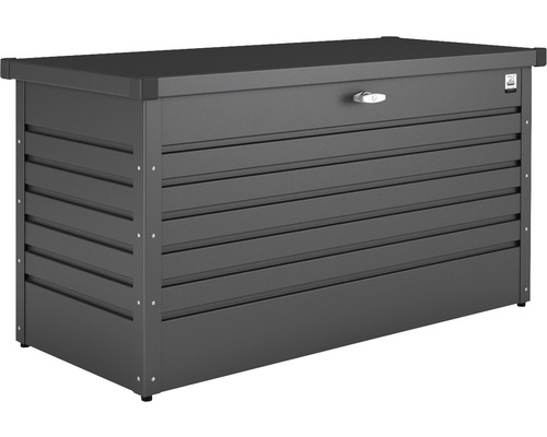 Auflagenbox Biohort FreizeitBox 180, 181 x 79 x 71 cm, dunkelgrau-metallic Graue Gartenbox aus Metall mit horizontalen Streifen und abschließbarem Deckel zur Aufbewahrung von Gartengeräten und -möbeln.
