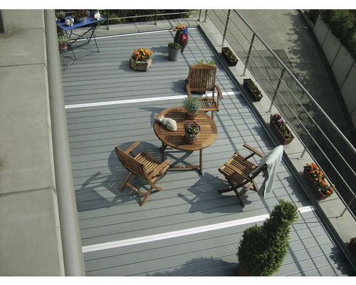 Terrasse mit Holzdielen, Gartenmöbeln und Pflanzen
