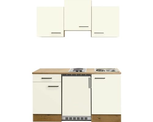 Einbauküche mit Spüle, Kochfeld, Kühlschrank und Hängeschränken