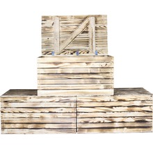 Drei Holzkisten, eine mit offenem Deckel