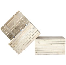 Holzkiste mit geöffnetem Deckel
