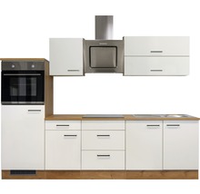 Cuisine équipée avec armoires, évier, cuisinière, hotte et four