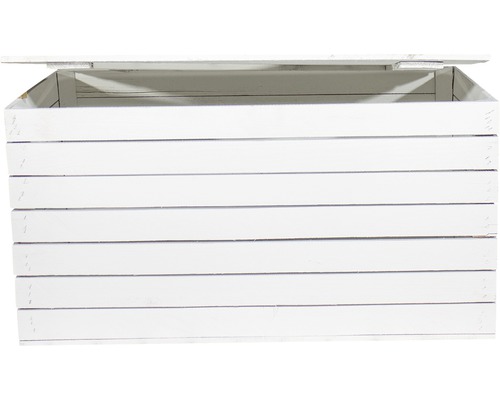 Geöffnete weisse Gartentruhe aus Holz