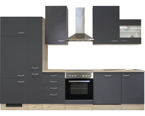 Komplette Küche mit grauen Schränken, Dunstabzugshaube und Einbaubackofen.