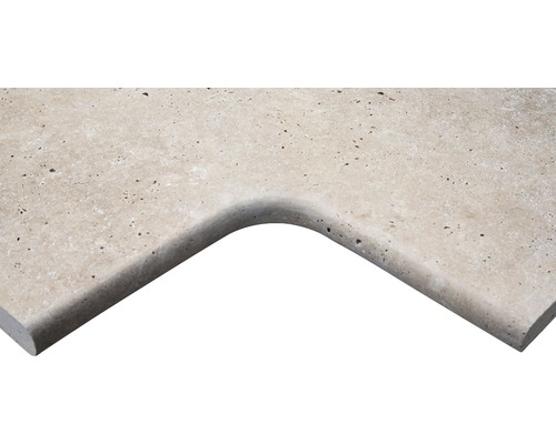 Vue détaillée d''une margelle de piscine en travertin