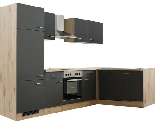 Einbauküche mit Schränken, Dunstabzugshaube und Backofen