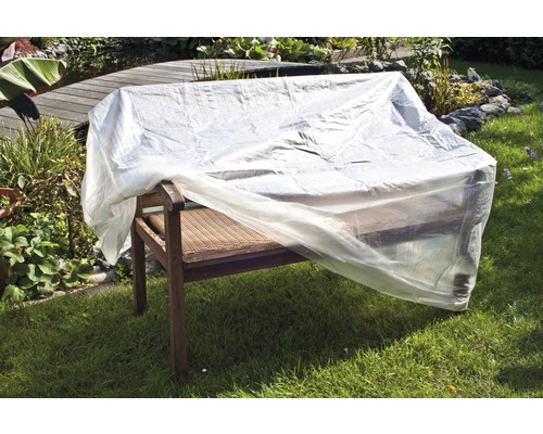 Gartenbank abgedeckt mit transparenter Schutzplane im Garten