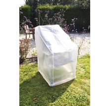 Gartenmöbel mit Schutzhülle im Garten